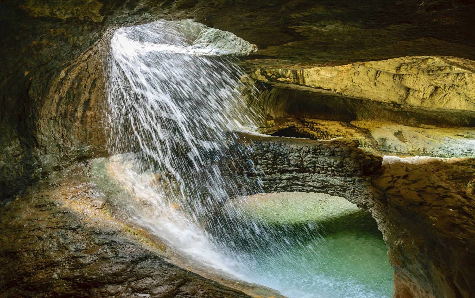 Салтинский подземный водопад