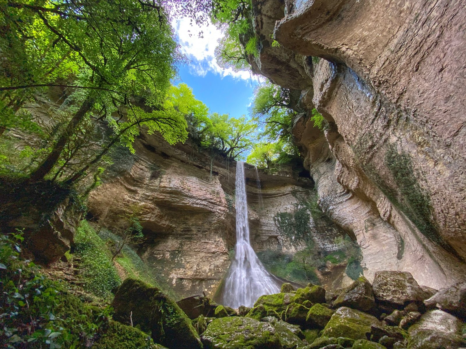 Что такое абхазия и где она находится. Шакуранский каньон Абхазия. Сухум Шакуранский водопад. Шакуранский водопад и ущелье. Кодорское ущелье Шакуранский водопад.
